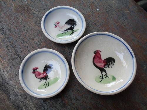 UNMARKED GLAZED CERAMIC COCKEREL OR CHICKEN VERY SMALL PLATES/DISHES CUTE!!!!