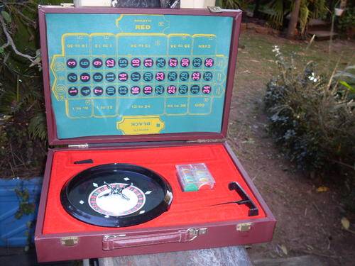 VINTAGE CASED ROULETTE SET