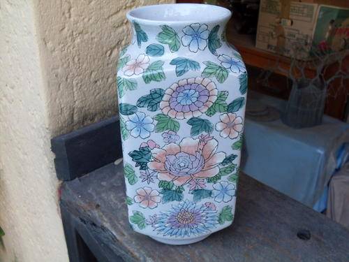 VERY DECORATIVE & USEFUL BELIEVED ORIENTAL (UNMARKED) CERAMIC VASE WITH PAINTED FLORAL DETAIL SUPER!