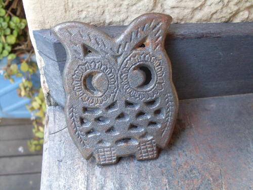 SO CUTE. A CAST IRON / METAL OWL SHAPED HOT POT STAND OR DECOR
