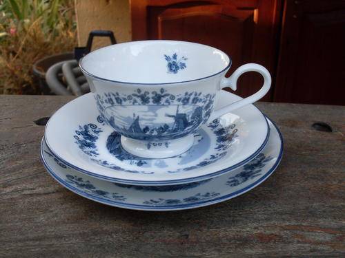 M DELFT BLAAU OUDE MOLEN FABRIEK BLUE & WHITE TRANSFER PRINT DUTCH SCENES TEA TRIO