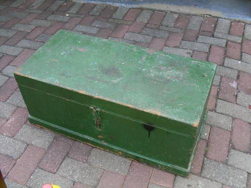 CHARACTERFUL VINTAGE OREGON WOOD (BELOW PAINT) TOOL KIST / CHEST. USE AS A TOY BOX OR OTHER