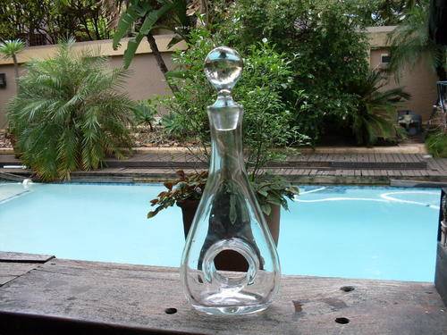 STUNNING FORM. RAVENSCROFT????? DECANTER & STOPPER WITH BASE HOLE DETAIL. VERY EFFECTIVE WHEN FILLED