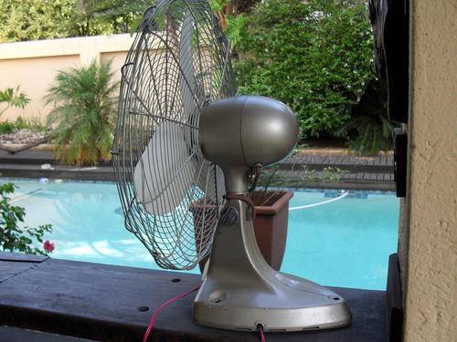 VINTAGE GEC (GENERAL ELECTRIC COMPANY) ENGLAND METAL BULLET SHAPE 16"FAN WORKS PERFECTLY!!