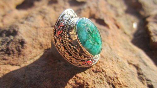 STERLING SILVER RING, WITH GENUINE EMERALD GEMSTONE!!
