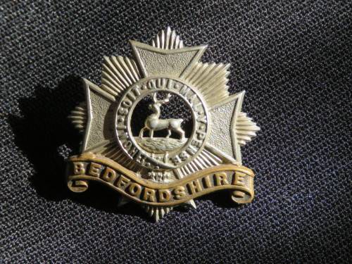 BRITISH - WW1  BEDFORDSHIRE REGIMENT CAP BADGE