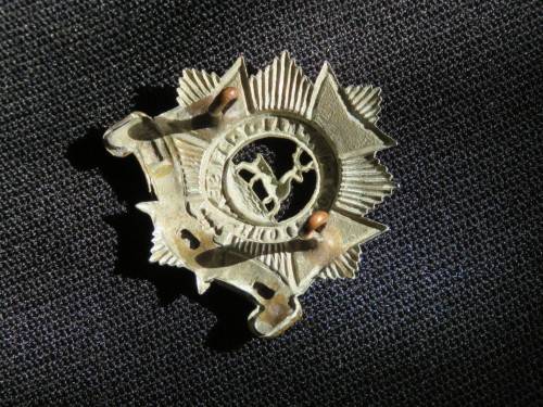 BRITISH - WW1  BEDFORDSHIRE REGIMENT CAP BADGE