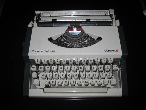 Typewriter, Olympia Traveler Deluxe