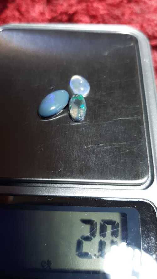 AUSTRALIAN OPALS . 2 DOUBLETS, 1 CRYSTAL .TOYAL WEIGHT 2ct
