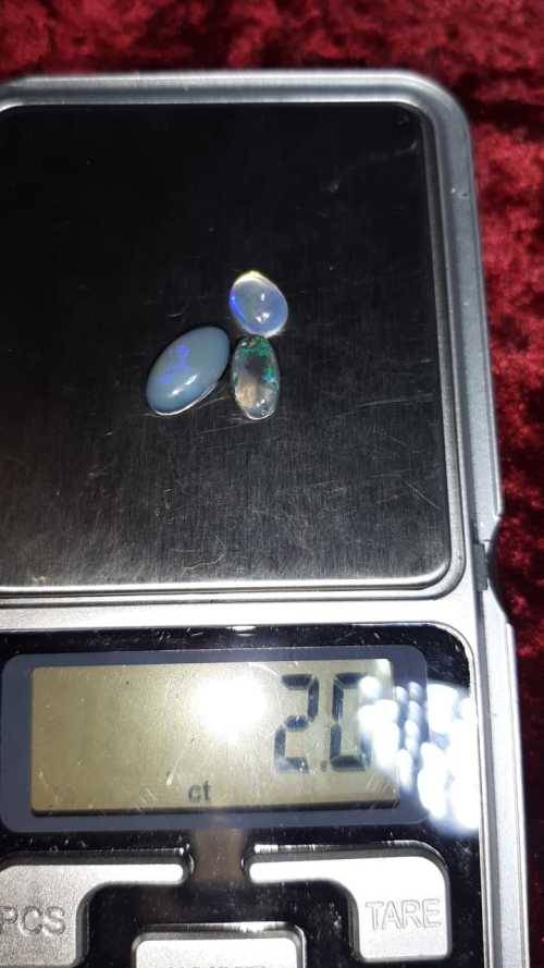AUSTRALIAN OPALS . 2 DOUBLETS, 1 CRYSTAL .TOYAL WEIGHT 2ct