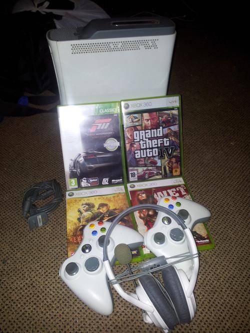 White Xbox 360 20Gb + 4 Games and 2 Controllers