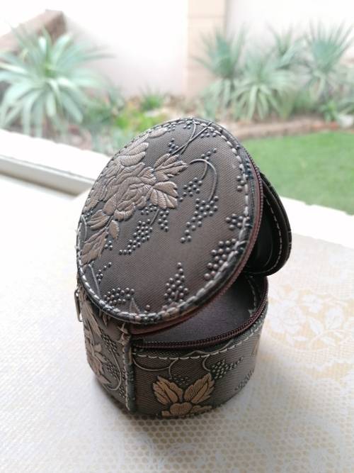 BEAUTIFUL VINTAGE JEWELRY CLOCK