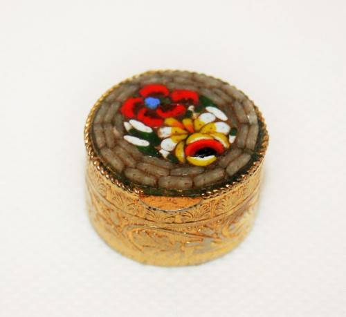 VINTAGE MICRO MOSAIC PILL BOX IN FANTASTIC CONDITION ! LOOK !!! ( HIGHLY COLLECTIBLE )
