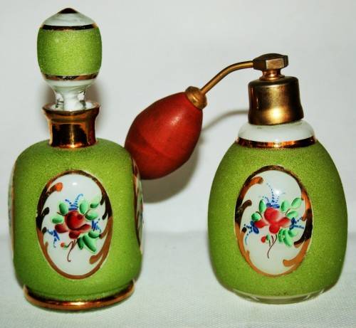 *PERFUME BOTTLES* WOW!! VINTAGE MATCHING PAIR OF GLASS PERFUME BOTTLES ( HAND PAINTED ) WOW !!
