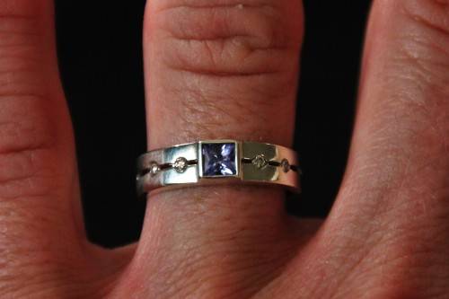 *RING*BEAUTIFUL SOLID 9CT WHITE GOLD TANZANITE AND DIAMONDS RING - VALUE R6500