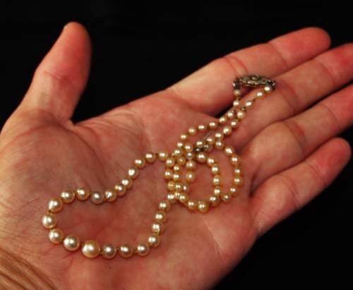 *PEARLS*GENUINE STRING OF ANTIQUE PEARLS WITH PLATINUM AND 7 DIAMONDS CLASP - VALUE R5500