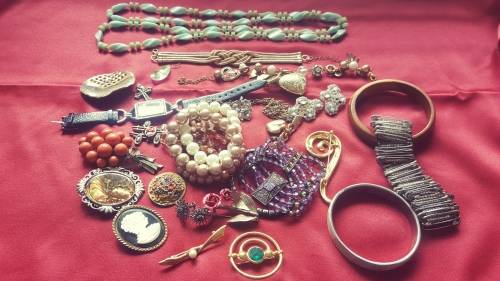 COLLECTION OF VINTAGE JEWELLERY