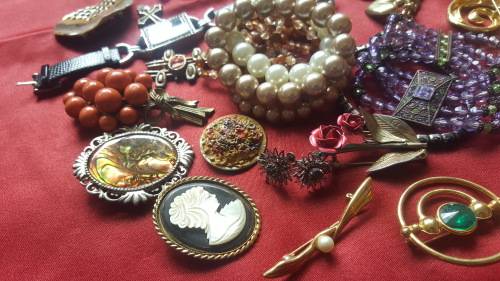 COLLECTION OF VINTAGE JEWELLERY