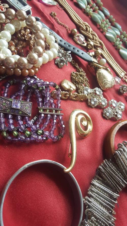 COLLECTION OF VINTAGE JEWELLERY