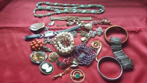 COLLECTION OF VINTAGE JEWELLERY