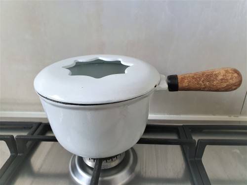 VINTAGE WHITE ENAMEL CAST IRON FONDUE POT WITH HANDLE