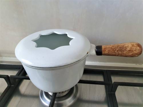 VINTAGE WHITE ENAMEL CAST IRON FONDUE POT WITH HANDLE