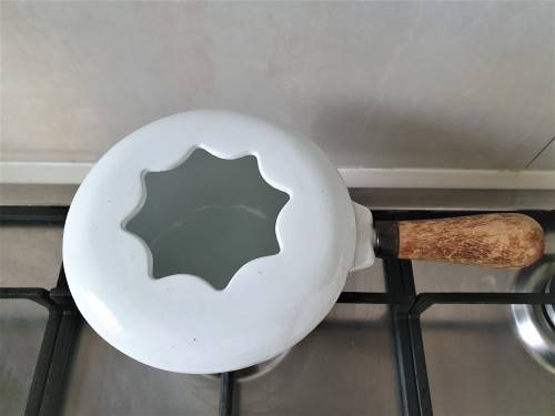 VINTAGE WHITE ENAMEL CAST IRON FONDUE POT WITH HANDLE