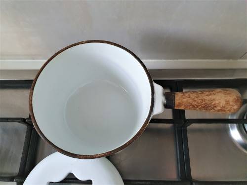 VINTAGE WHITE ENAMEL CAST IRON FONDUE POT WITH HANDLE