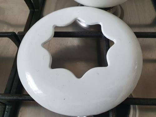 VINTAGE WHITE ENAMEL CAST IRON FONDUE POT WITH HANDLE