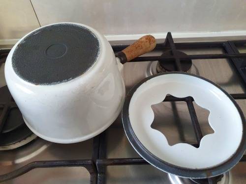 VINTAGE WHITE ENAMEL CAST IRON FONDUE POT WITH HANDLE