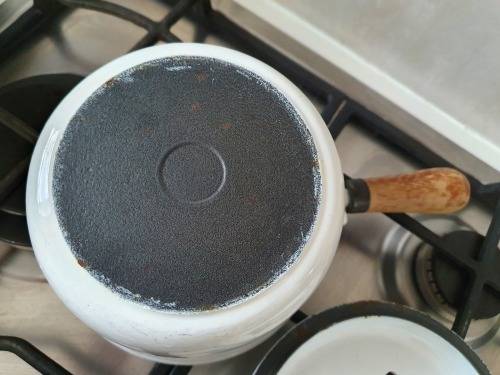 VINTAGE WHITE ENAMEL CAST IRON FONDUE POT WITH HANDLE