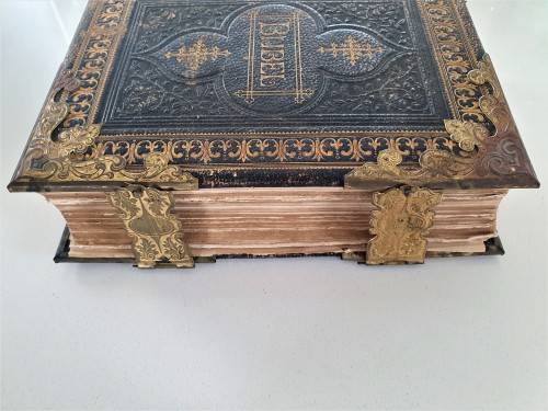 ANTIQUE BIJBEL (ANTIQUE DUTCH FAMILY BIBLE) LEATHER & BRASS CLASPS