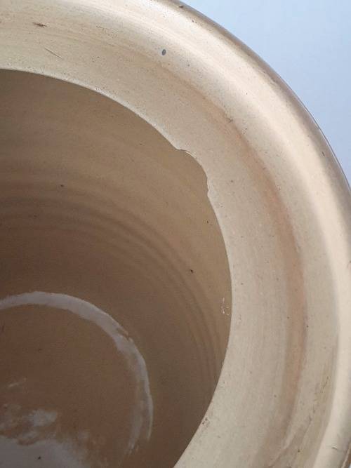 VINTAGE CERAMIC POTTERY HANDLED POT WITH LID (KALAHARI POTTERY)?