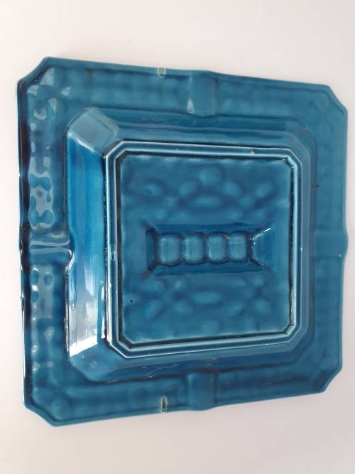 BEAUTIFUL DETAILED MAJOLICA TURQUOISE AND GREEN ASHTRAY