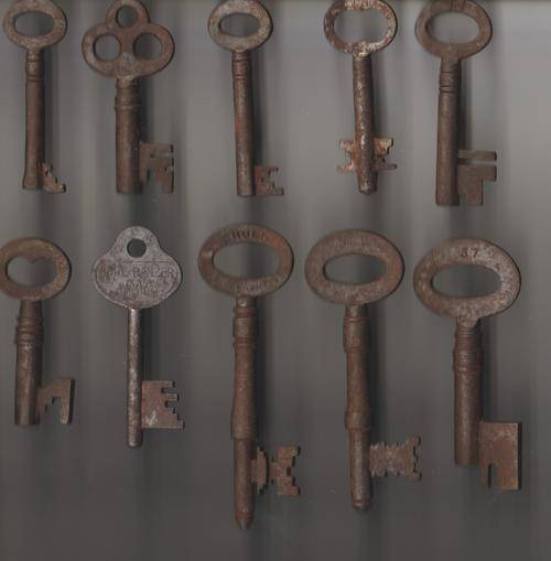 SET OF 10 OLD KEYS !!!