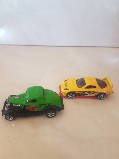 2x Hotwheels,Maisto Volkswagen New Beetle&Realtoy Audi R8 v10