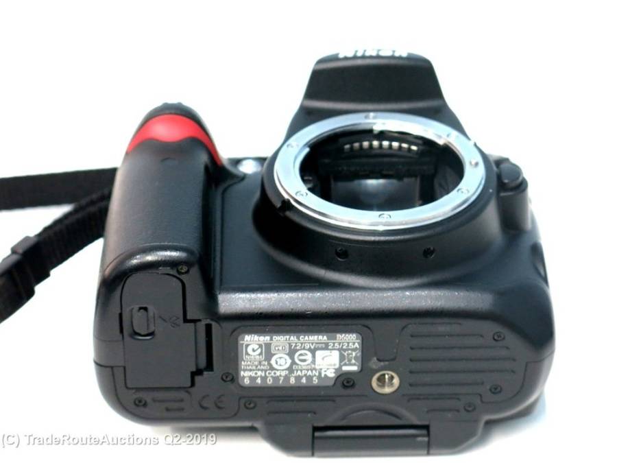 NIKON D5000 DSLR CAMERA BODY with Nikon 18-55mm  LENS KIT