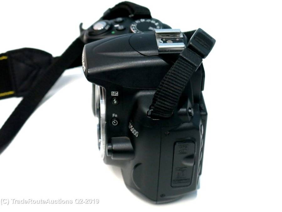 NIKON D5000 DSLR CAMERA BODY with Nikon 18-55mm  LENS KIT