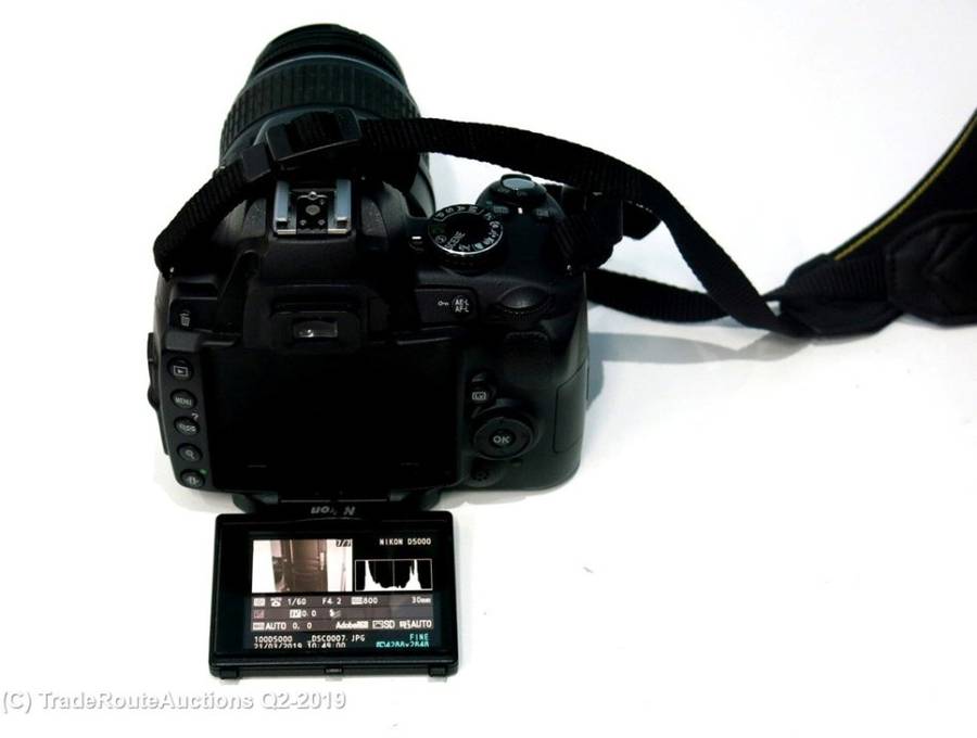 NIKON D5000 DSLR CAMERA BODY with Nikon 18-55mm  LENS KIT