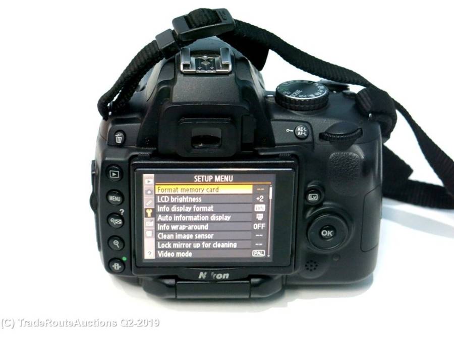 NIKON D5000 DSLR CAMERA BODY with Nikon 18-55mm  LENS KIT