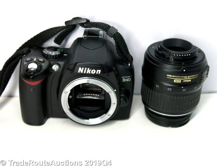 NIKON D40 Professional Digital SLR camera body + NIKKOR 18-55MM LENS KIT