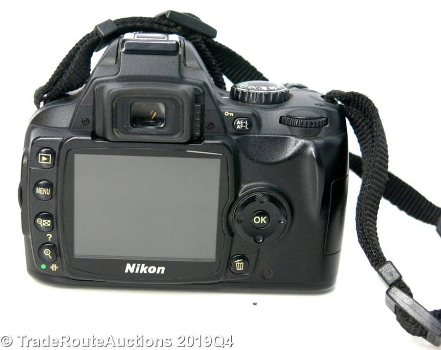 NIKON D40 Professional Digital SLR camera body + NIKKOR 18-55MM LENS KIT