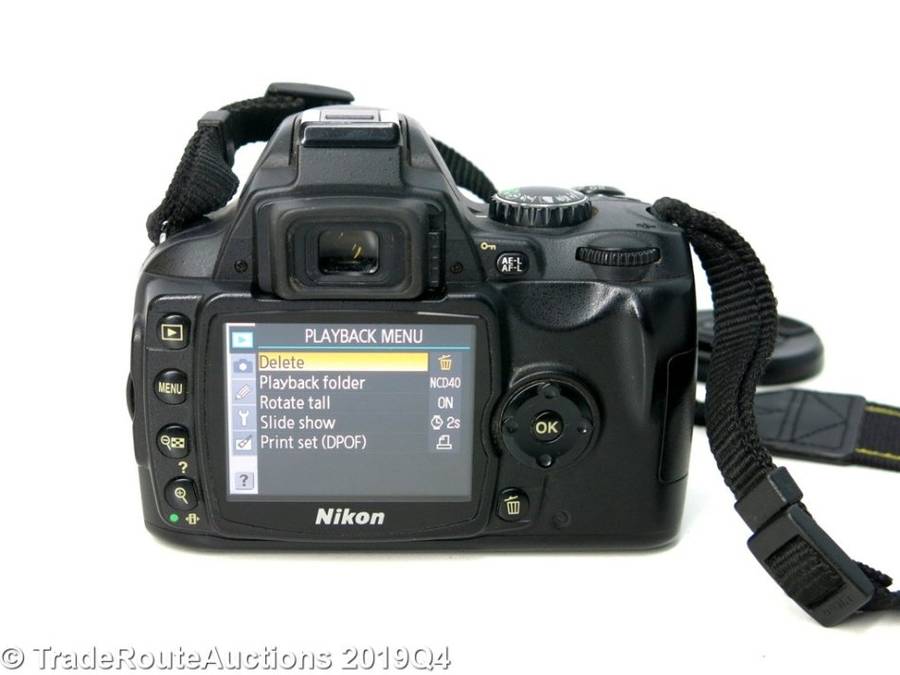 NIKON D40 Professional Digital SLR camera body + NIKKOR 18-55MM LENS KIT