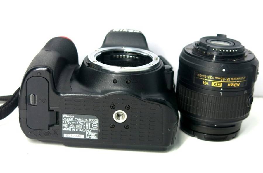 Nikon D3300 24.2 MP CMOS Digital SLR with AF-S DX NIKKOR 18-55mm f/3.5-5.6G VR II Zoom Lens (Black)