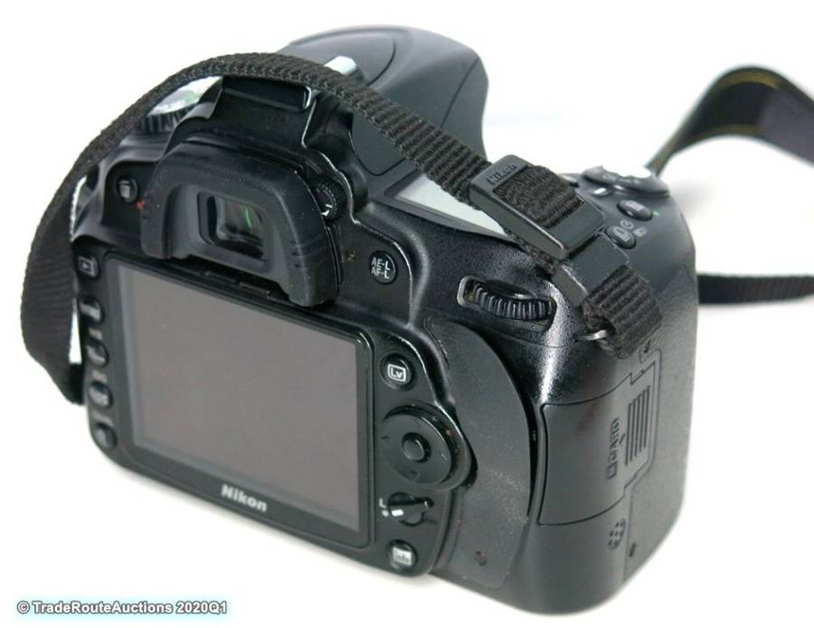 NIKON D90 PROFESSIONAL DSLR CAMERA BODY   ** NIKON **