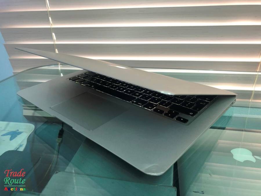 READ ** Apple MacBook Air 13.3-inch | Core i5 1.7GHz | 4GB RAM | 128GB SSD FLASH