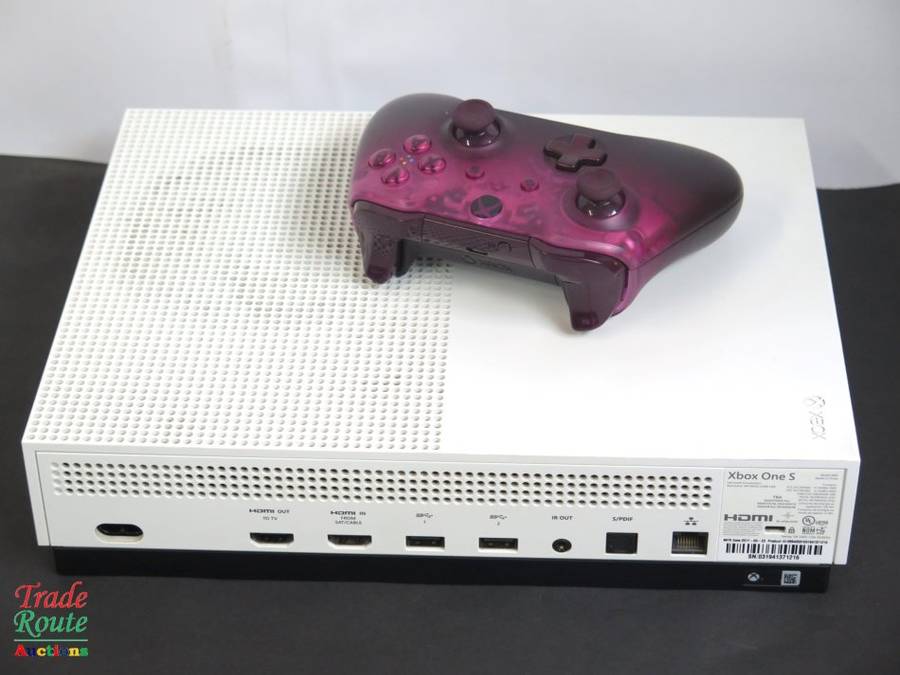 XBOX One S Console (WHITE) Model 1681 1TB + 1 Controller
