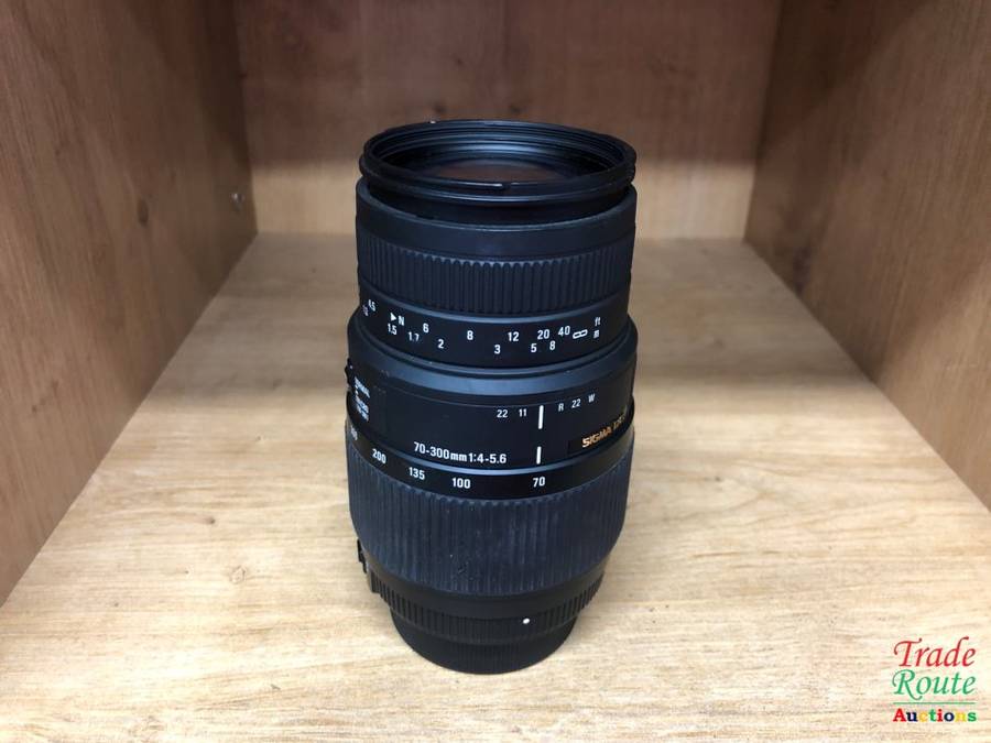 SIGMA DG 70-300mm Telephoto Zoom Lens for Nikon DSLR Cameras