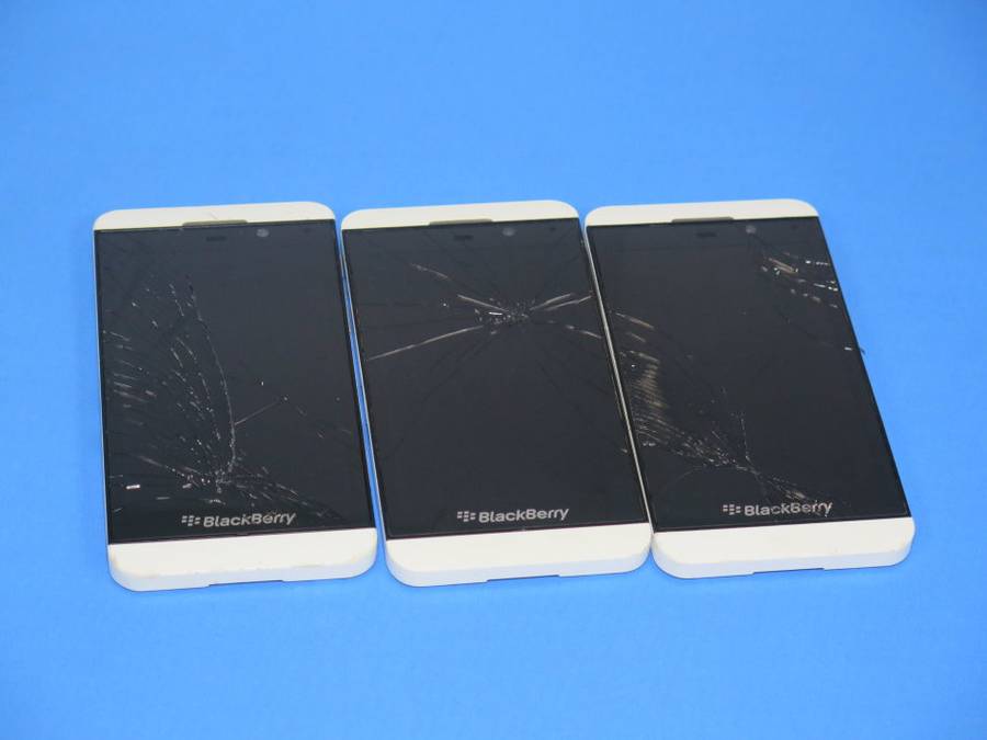 3 X Blackberry phones - For spares or repairs