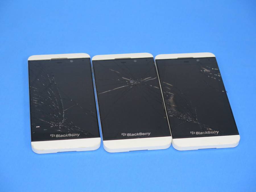 3 X Blackberry phones - For spares or repairs
